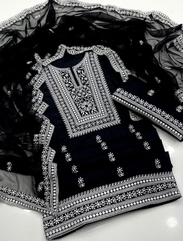 Black Collection Lawn - Image 3